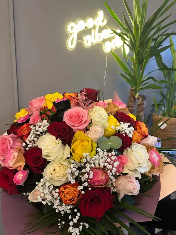 Aranjamente Florale 13 - Mixt de trandafiri, pentru momente unice.