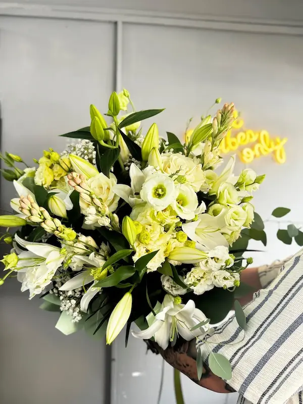 Aranjamente Florale 12 - Buchet luminos, ideal pentru a aduce zâmbete.