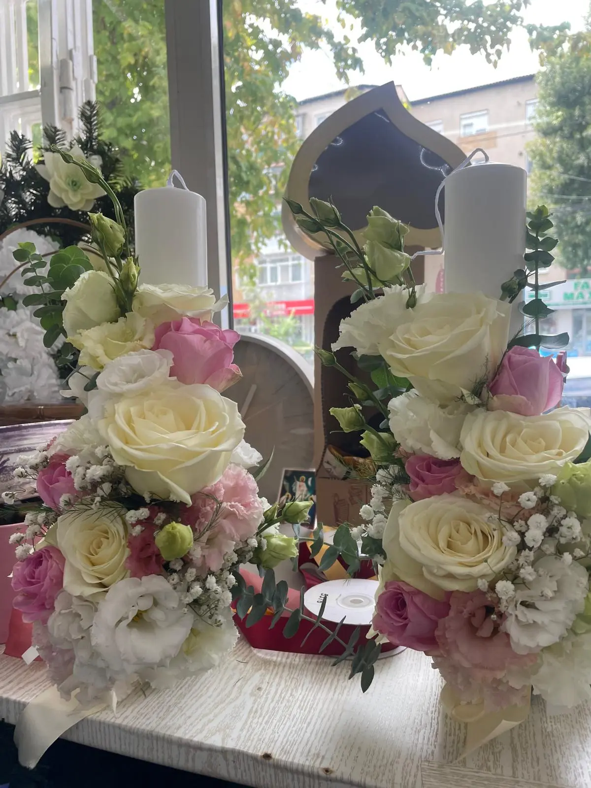 Lumânare de nuntă 1 - Buchet cu flori în tonuri pastel, pentru o notă de rafinament