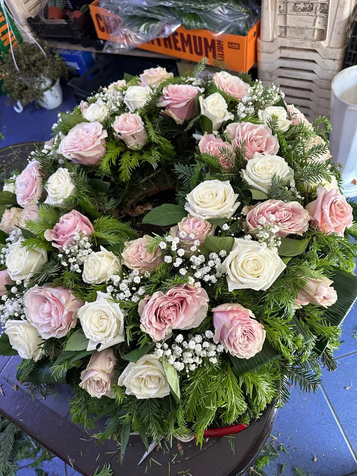Coroane Funerare 8 - Compoziție florală cu tonuri pastelate, pentru un omagiu delicat