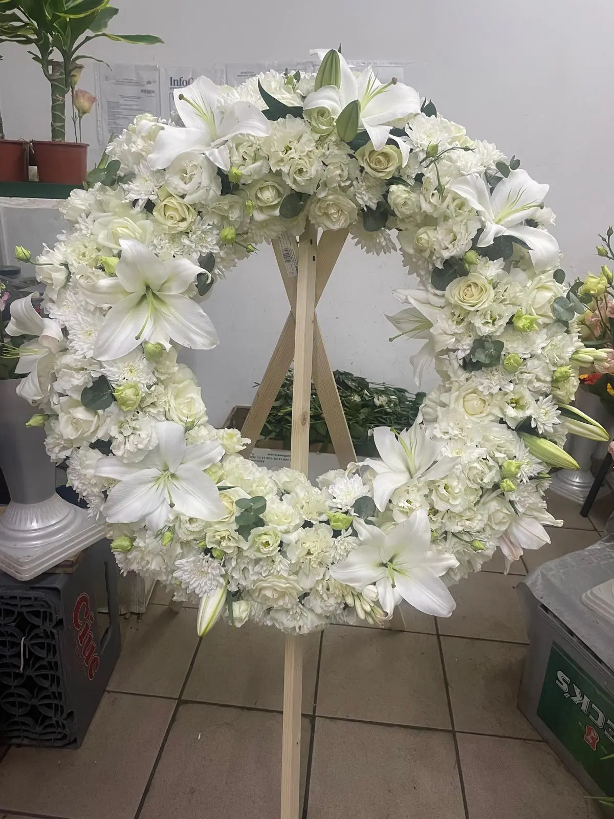 Coroane Funerare 19 - Coroana cu flori albe, pentru un omagiu sincer