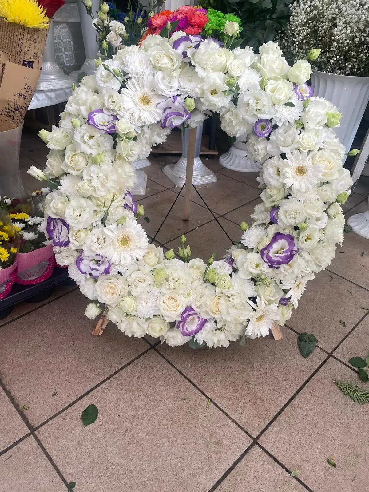 Coroane Funerare 15 - Coroana cu trandafiri albi, pentru un omagiu sincer