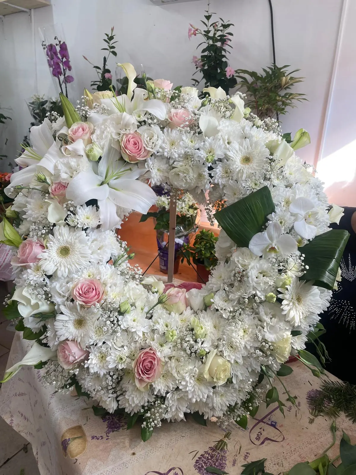 Coroane Funerare 20 - Aranjament cu flori discrete, pentru un omagiu liniștit