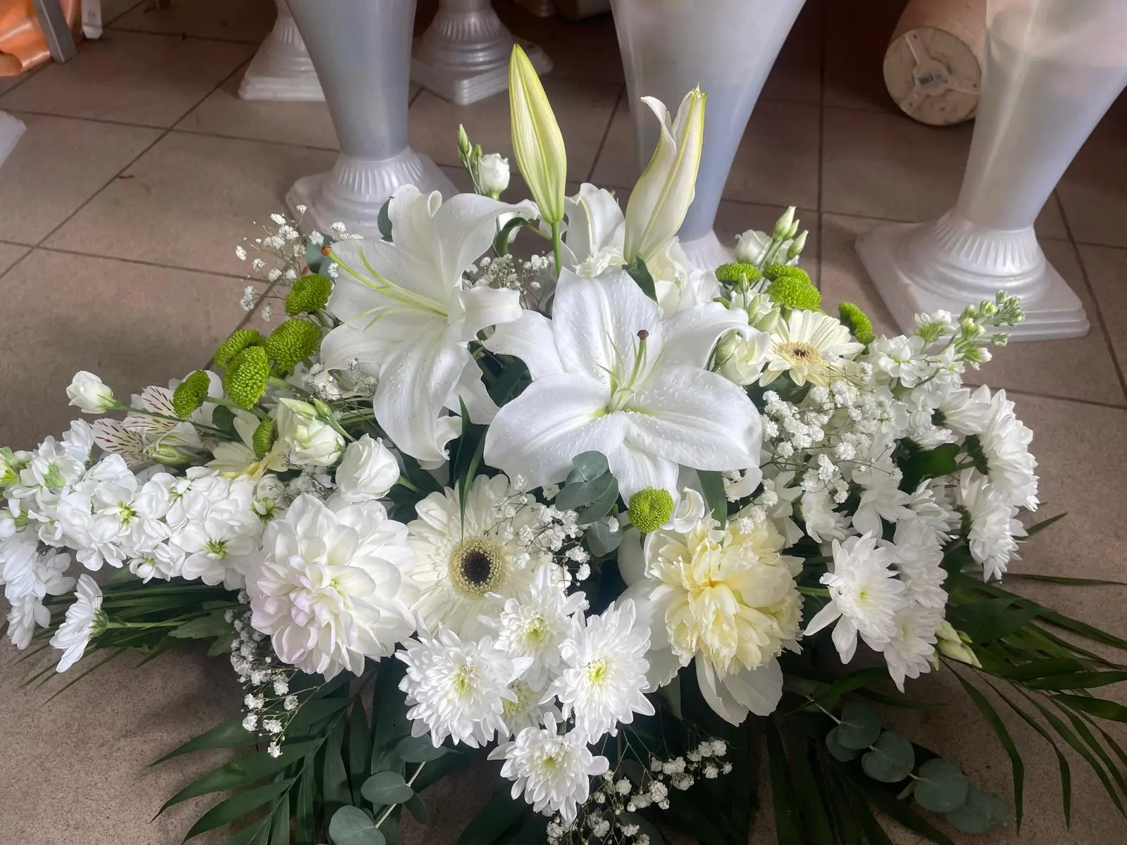 Coroane Funerare 1 - Aranjament cu flori elegante, pentru a exprima prețuire și respect