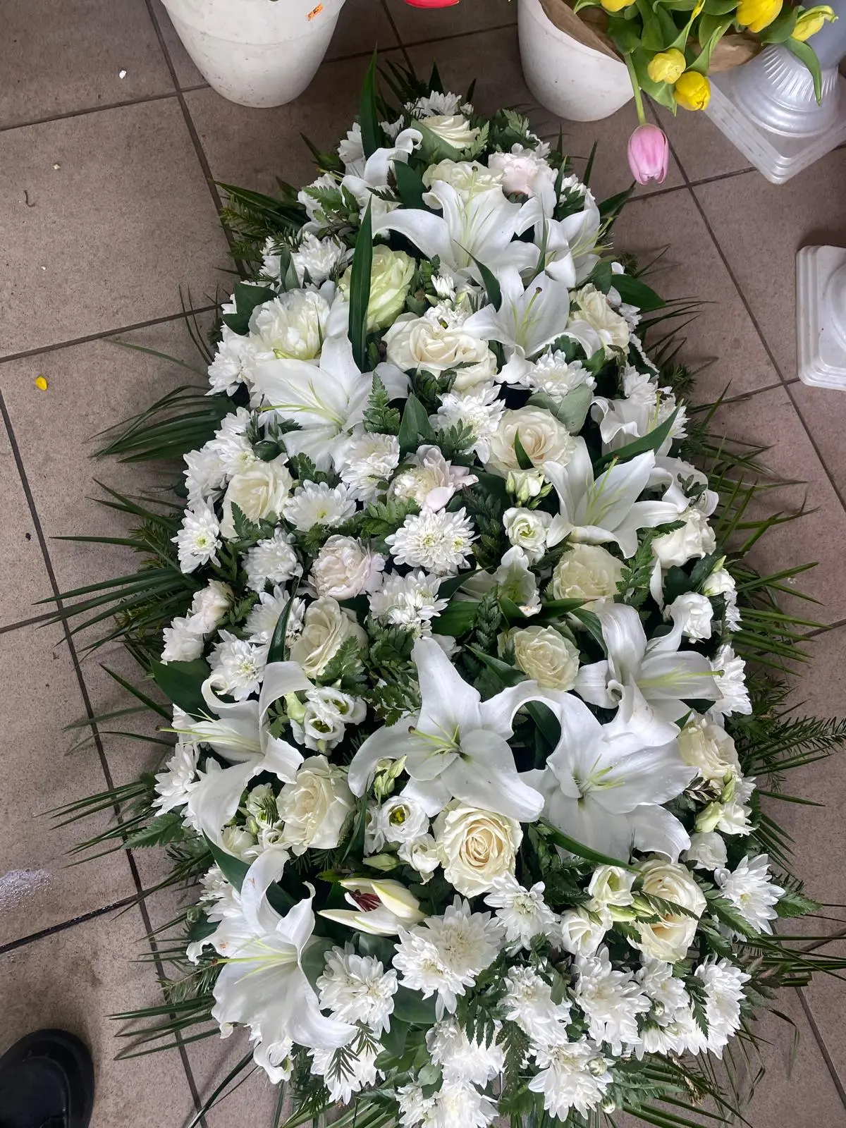 Coroane Funerare 9 - Coroana cu flori albe, simbol al purității și recunoștinței