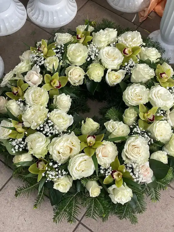 Coroane Funerare 11 - Coroană cu trandafiri albi, pentru a transmite compasiune și prețuire