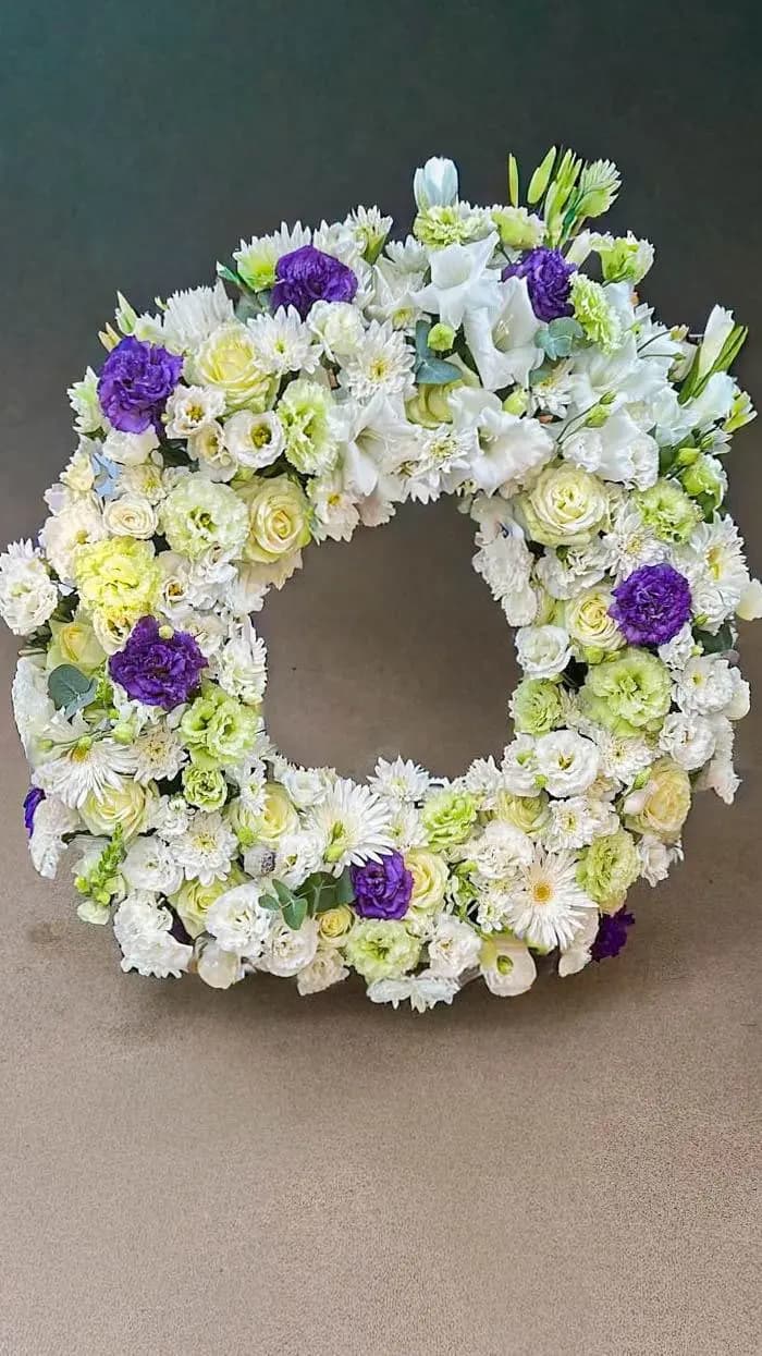 Coroane Funerare 14 - Flori alese cu grijă pentru a exprima respectul și compasiunea