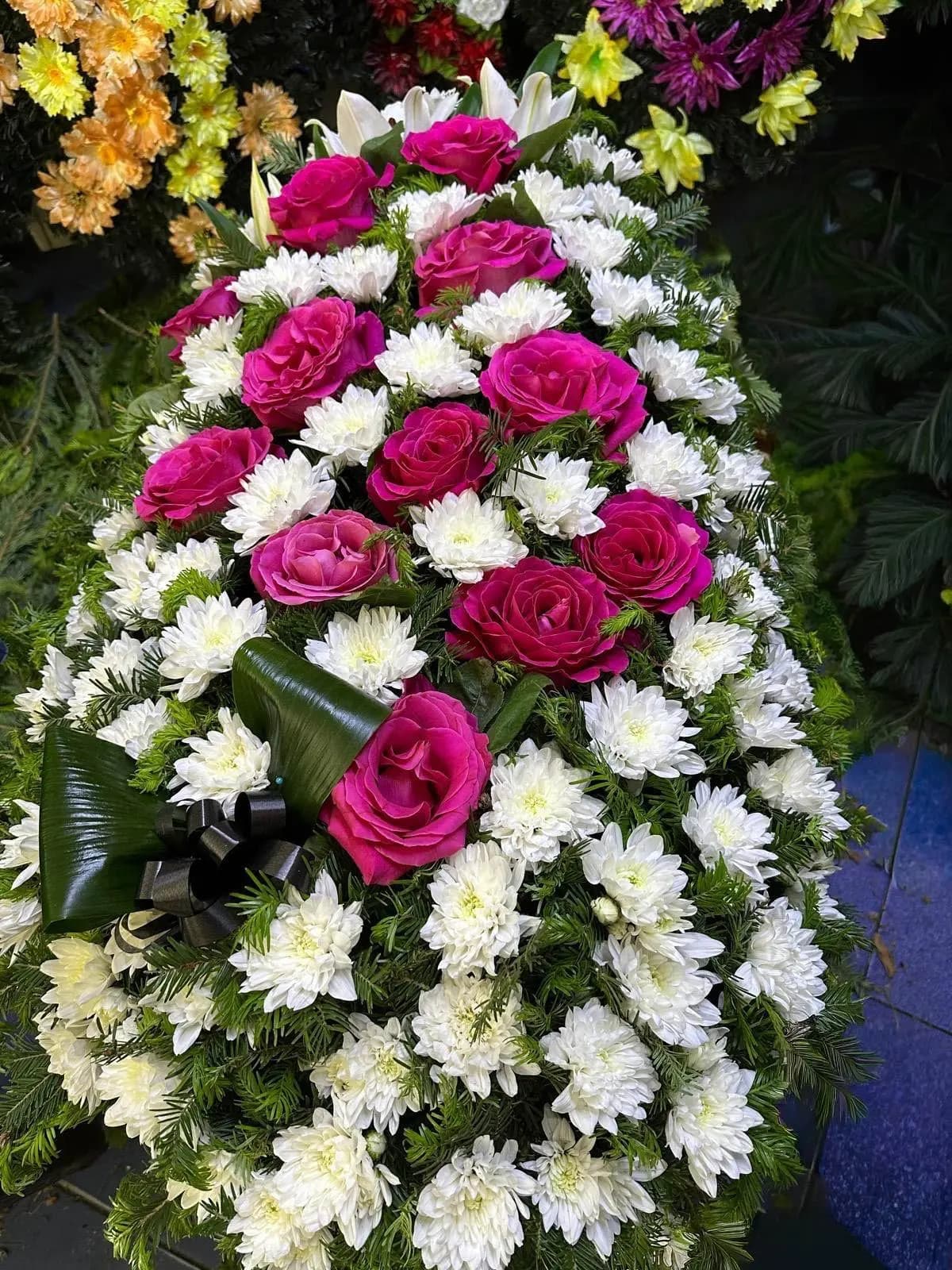 Coroane Funerare 5 - Flori delicate, pentru a onora memoria celor dragi