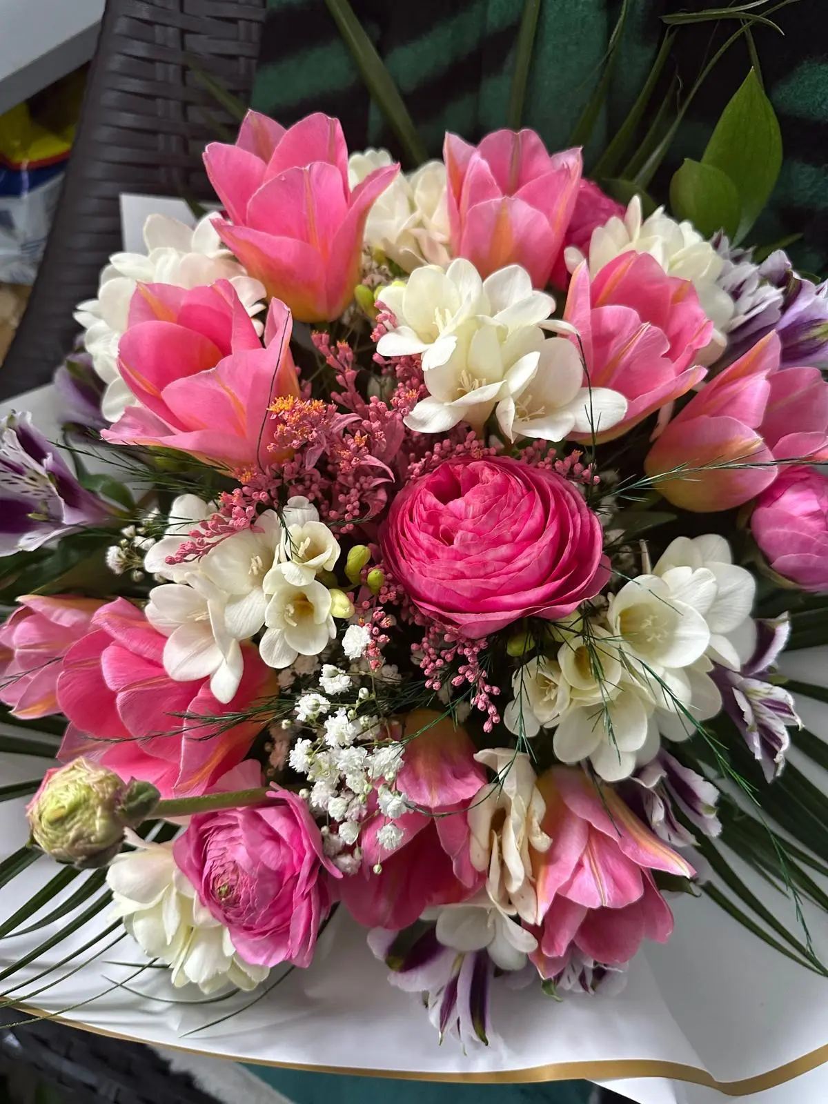 Buchete Florale 5 - Buchet cu linii elegante și cromatică subtilă.