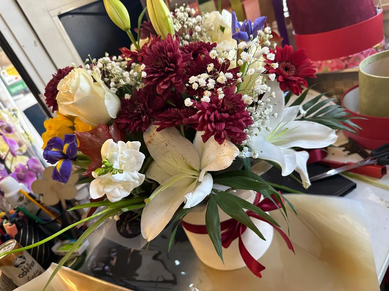 Buchete Florale 1 - Aranjament cu trandafiri și flori exotice