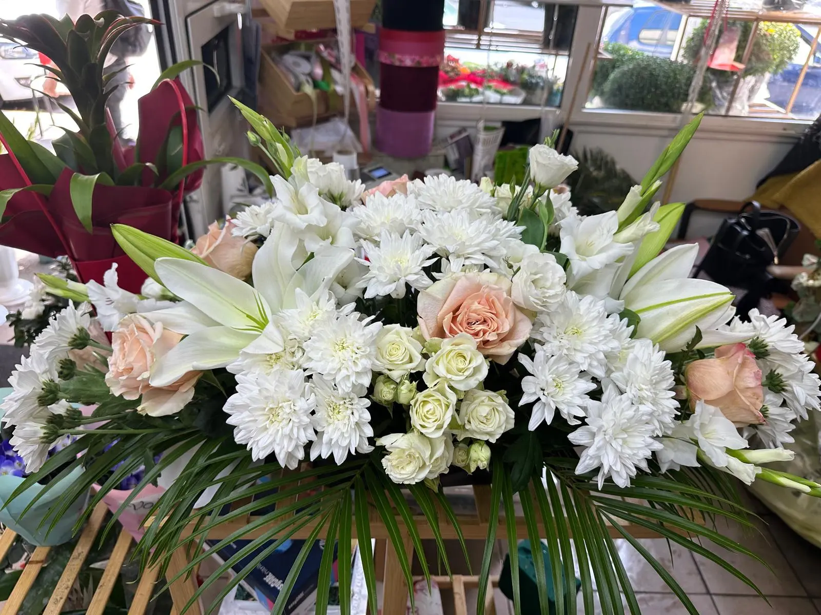 Buchete Florale 7 - Aranjament cu flori rare și accesorii elegante