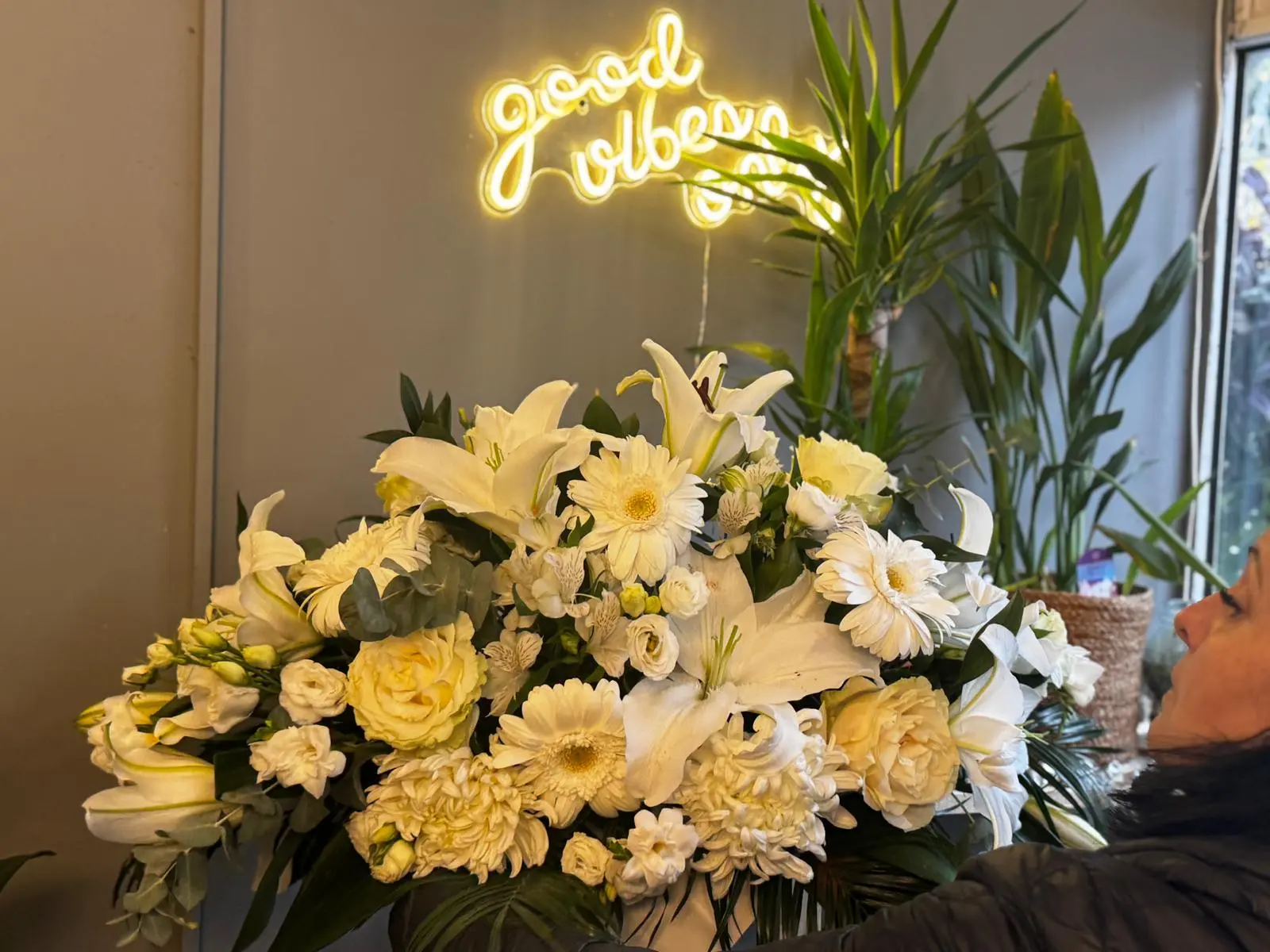 Buchete Florale 13 - Buchet cu flori albe, simbol al rafinamentului