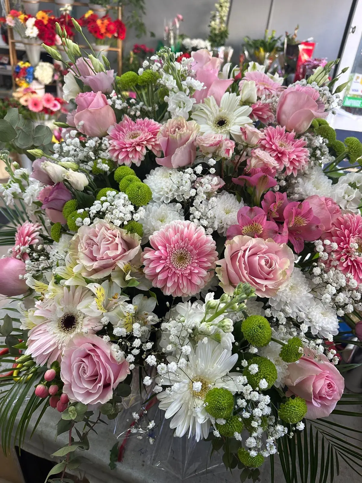 Buchete Florale 15 - Buchet cu linii elegante și cromatică subtilă.